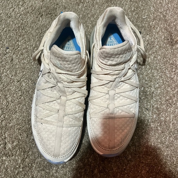 LEBRON HOOPING SHOES - Picture 2 of 3